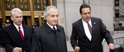 Bernard Madoff  saliendo de los juzgados en Nueva York. 