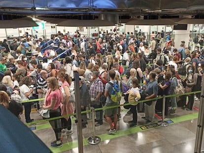 Colas en el control de pasaportes en el aeropuerto de Madrid-Barajas, este martes.