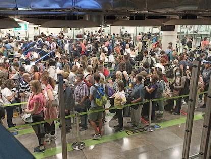 Colas en el control de pasaportes en el aeropuerto de Madrid-Barajas, este martes.