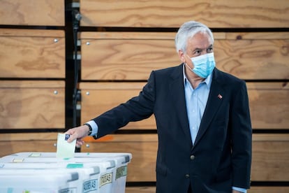 El presidente de Chile, Sebastián Piñera, emite su voto durante las elecciones generales.