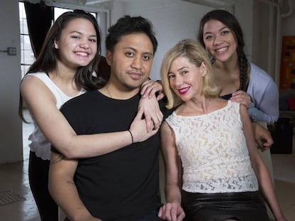 Mary Kay Letourneau Fualaau e o marido, Vili Fualaau, com suas duas filhas, em abril de 2010.