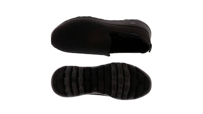 Zapatillas Skechers sobre fondo blanco.