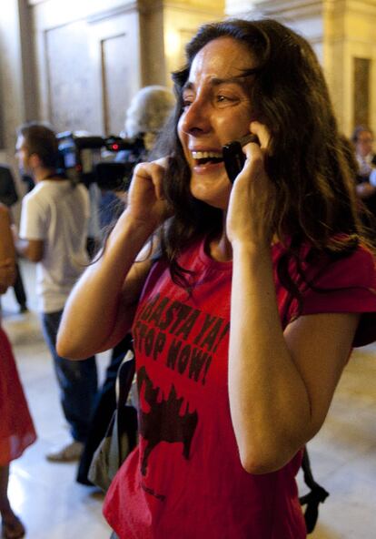 Una abolicionista habla por teléfono tras conocerse el resultado de la votación.