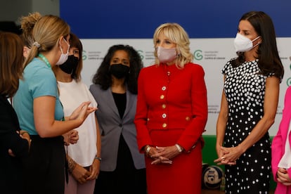 La reina Letizia (a la derecha) visita junto a Jill Biden (a su derecha), la sede de Asociación Española Contra el Cáncer en Madrid.