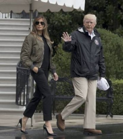 Melania y Donald Trump el pasado 29 de agosto saliendo de Washington para su primera visita a la zona de la cat&aacute;strofe en Texas.