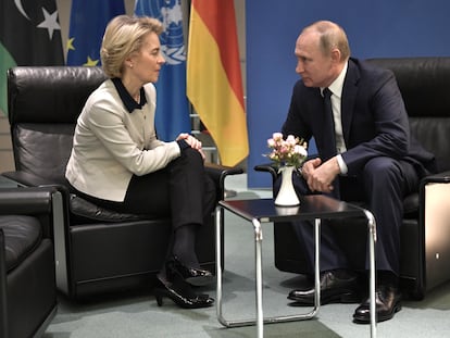 La presidenta de la Comisión Europea, Ursula von der Leyen, habla con el presidente de Rusia, Vladímir Putin, en una reunión en enero de 2020.