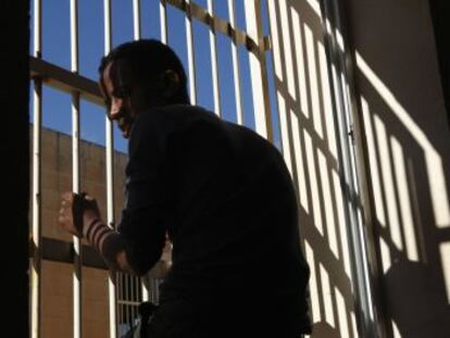Un inmigrante subsahariano, en el centro de detenci&oacute;n de Safi, en Malta