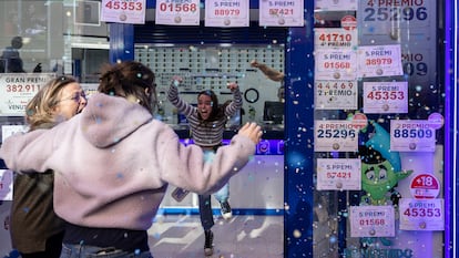 Propietarios y familiares celebran haber repartido cuatro quintos premios en la administración número 336 del centro comercial Arenas de Barcelona.