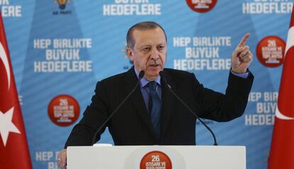 El presidente turco, Recep Tayyip Erdogan, durante un mitin de su partido (AKP), este domingo.