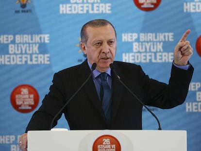 El presidente turco, Recep Tayyip Erdogan, durante un mitin de su partido (AKP), este domingo.