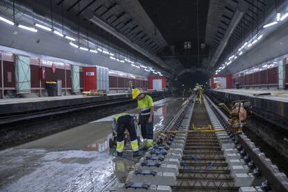 La actividad en el túnel no para. Se trabaja las 24 horas del día y los siete días de la semana. Se intenta reducir los plazos y que no sea necesario utilizar mucho más tiempo el túnel de Sol para los trenes de cercanías.