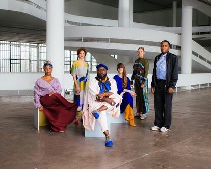 De izquierda a derecha, el equipo de comisarios de la nueva Bienal de Sao Paulo, Keyna Eleison, Alya Sebti, Bonaventure Soh Bejeng Ndikung (comisario jefe, en el centro), Henriette Gallus, Anna Roberta Goetz y Thiago de Paula Souza.