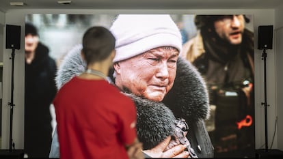 Un hombre observa las fotografías exhibidas en la Casa de los Crímenes de Guerra de Rusia, en Davos, este domingo.