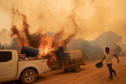 Un voluntario combate el fuego en la carretera Transpantaneira, en Pantanal, el 11 de septiembre. 