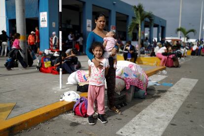 Némesis Ramírez, de 22 años, contrató un guía para facilitar su viaje por Colombia junto a sus hijos Ailin, de 6, y Raimar, de 5 meses. Ahora lo lamenta. La dejaron en Cúcuta cuatro días y tuvo que dormir con sus hijos en el suelo. "Lloré y quise volver, pero mi hija me dijo que quería continuar, que quería seguir viajando para ver a su padre. Y si ella era fuerte, tenía que ser más fuerte que ella". Hace tres meses su esposo viajó a Perú y ahora buscan reencontrarse con él. "Acabamos de traer las cosas como si fuéramos el fin de semana a la playa. No pude traer una sola muñeca para mi hija", cuenta Némesis.