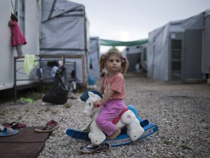 Ragika, siria de tres años, con un caballo de juguete en el campo de refugiados de Ritsona (Grecia).