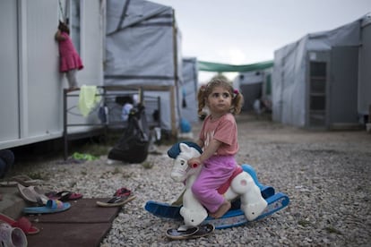 Ragika, siria de tres años, con un caballo de juguete en el campo de refugiados de Ritsona (Grecia).