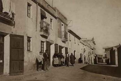 Una de las abuelas de Marsé, tercera por la izquierda, en Sant Jaume dels Domenys en 1936 o 1937.