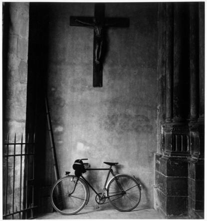 Fotografía del navarro Francisco Gómez Martínez (1933-2015). 'Bicicleta en atrio de iglesia de París'.