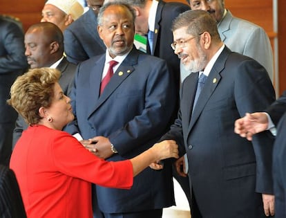 Dilma Rousseff saluda al egipcio Mohamed Morsi.