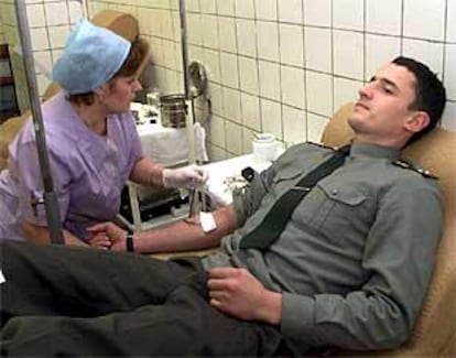 Un oficial ruso recibe tratamiento médico en un hospital de Moscú.