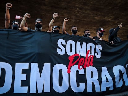 Torcedores se uniram na Paulista em ato pela democracia.