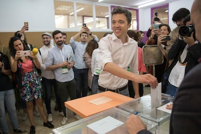 Íñigo Errejón, candidato a la presidencia de la Comunidad de Madrid por Mas Madrid, vota en el colegio Santa Teresa de Jesús en Madrid, en la jornada de las elecciones municipales, autonómicas y europeas del 26-M, el 26 de mayo de 2019.