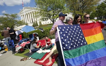 Decenas de personas aguardan delante del Tribunal Supremo en Washington.
