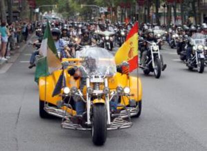 Más de 10.000 motos de la mítica marca americana Harley-Davidson participan hoy en el espectacular desfile de banderas que ha recorrido las calles de Barcelona, desde Montjuic.