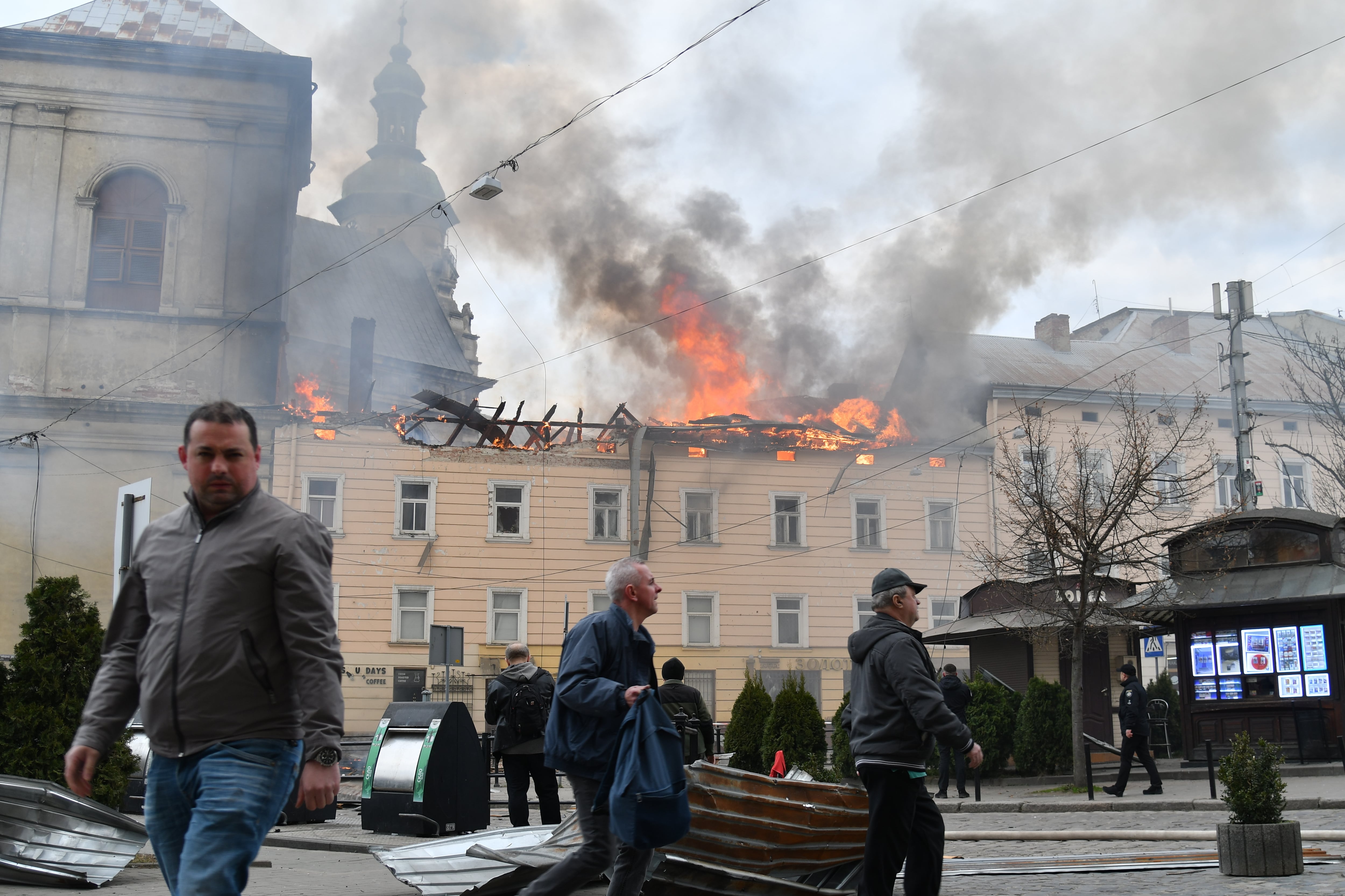 Rusia golpea el casco histórico de Lviv a plena luz del día