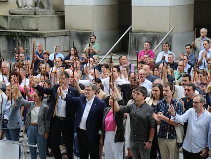Alcaldes vascos levantan sus bastones de mando en Bilbao en defensa del euskera.