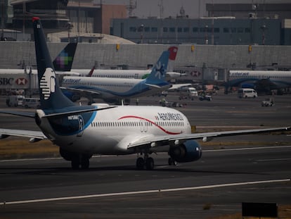 Varias aeronaves en las pistas del aeropuerto de Ciudad de México.