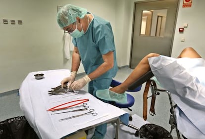 Simulaci&oacute;n de interrupci&oacute;n del embarazo en un quir&oacute;fano de la  Cl&iacute;nica Mediterr&aacute;neo de Valencia.