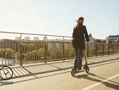 Cada vez es más común ver patinetes y bicicletas eléctricas en las calles. GETTY IMAGES.