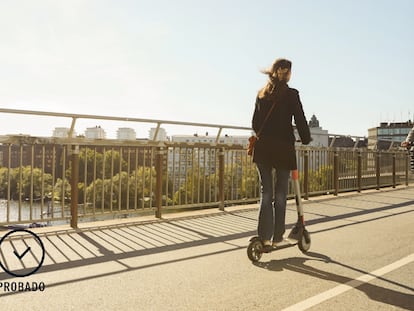 Cada vez es más común ver patinetes y bicicletas eléctricas en las calles. GETTY IMAGES.