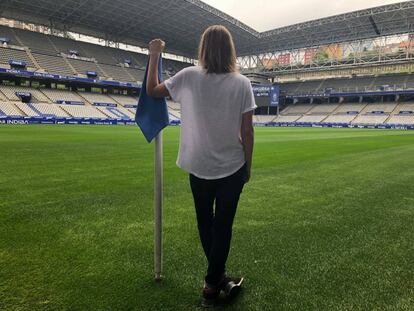 Alexandra Jonson, periodista sueca, en el campo del Real Oviedo.