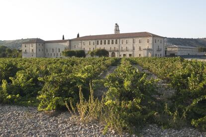 Le Domaine - Sardón de Duero (Valladolid)  Lo último en lujo se vive hoy a orillas del Duero. Allí donde la bodega Abadía Retuerta hizo un tinto antológico —Selección Especial— acaba de abrir un hotel en lo que fue un monasterio del siglo XII. Si el claustro atrapa enseguida al recién llegado, no digamos la fina rehabilitación, con esa escalera minimalista que parece ascender a los cielos y, ya en horas nocturnas, el restaurante asesorado por Andoni Luis Aduriz. ¿Qué más se le puede pedir a un establecimiento incluido en la restrictiva lista de los relais & châteaux? Es ideal un paseo con Álvaro Pérez, cuidador de la finca, un ingeniero agrónomo que se conoce al dedillo cada pámpano, cada roble y cada otero de los que hacen posible estos vinos.