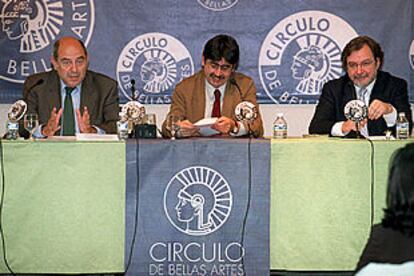 De izquierda a derecha, José Antonio Marina, Adolfo de Luxán y Juan Luis Cebrián durante el debate.