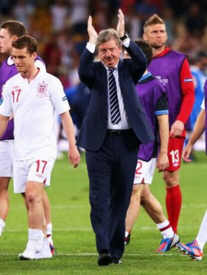 Hodgson aplaude tras caer en cuartos ante Italia.