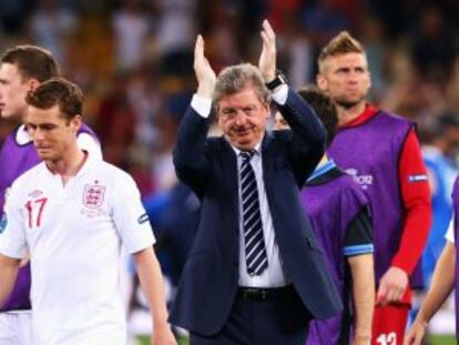 Hodgson aplaude tras caer en cuartos ante Italia.