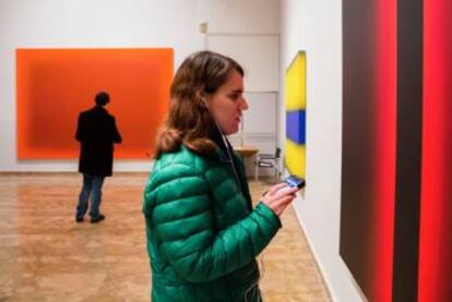 Nadine Schmid recorriendo la exposición con la nueva aplicación.