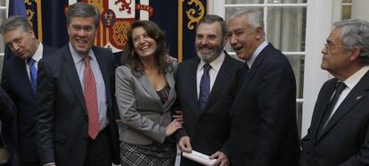 El alcalde de Jaén, José Enrique Fernández de Moya, segundo por la izquierda junto a la delegada del Gobierno en Andalucía, Carmen Crespo y Javier Arenas (segundo por la derecha).