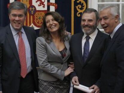 El alcalde de Jaén, José Enrique Fernández de Moya, segundo por la izquierda junto a la delegada del Gobierno en Andalucía, Carmen Crespo y Javier Arenas (segundo por la derecha).
