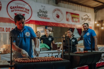 Tras perder injustamente el cetro de la mejor longaniza de Chile, un movimiento social surge en el pequeño pueblo de San Carlos.