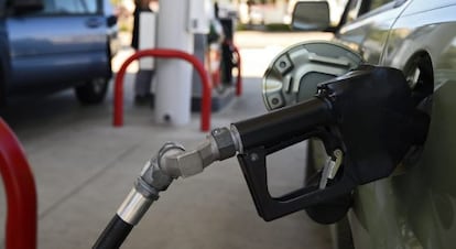 Surtidor de combustible en una gasolinera 