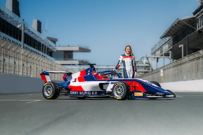 A la izquierda y debajo, la piloto Nerea 
Martí con el mono y el coche de Tommy Hilfiger con los que ha corrido en la temporada 2024 de la F1 Academy.