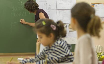 Dos alumnas en clase de catalán en la escuela Reina Violant de Barcelona.