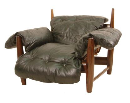 El sillón mole del brasileño Sérgio Rodrigues diseñado en 1957.m Está hecho de madera y cuero.