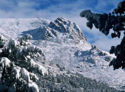 El pico de La Maliciosa nevado, visto desde el camino Ortiz, en Navacerrada.