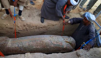 El equipo del Proyecto Djehuty extrae un sarcófago en la zona de Dra Abu el Naga (Luxor) donde excava.